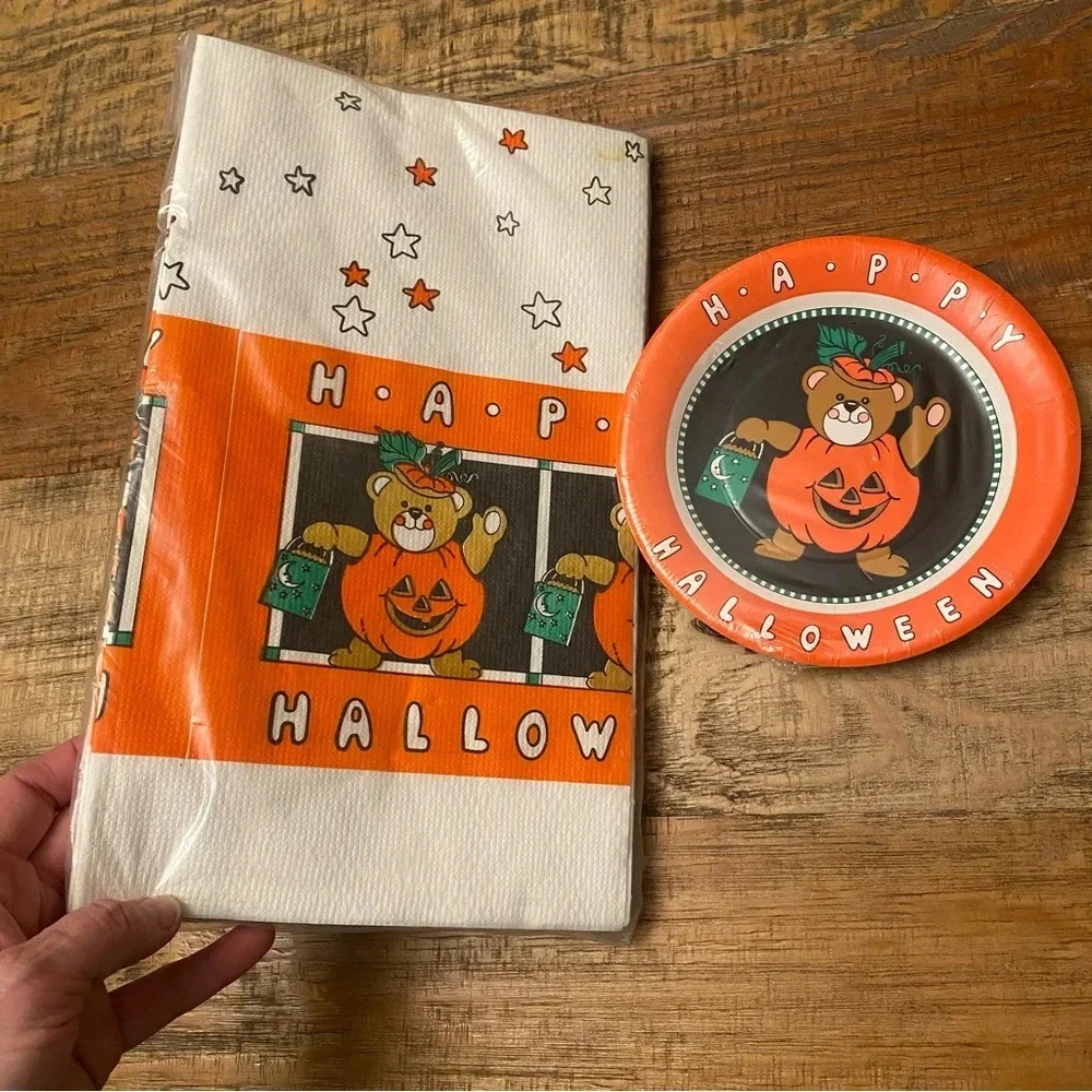Vintage Halloween party set 2 pc plates and table cloth Artfaire brand